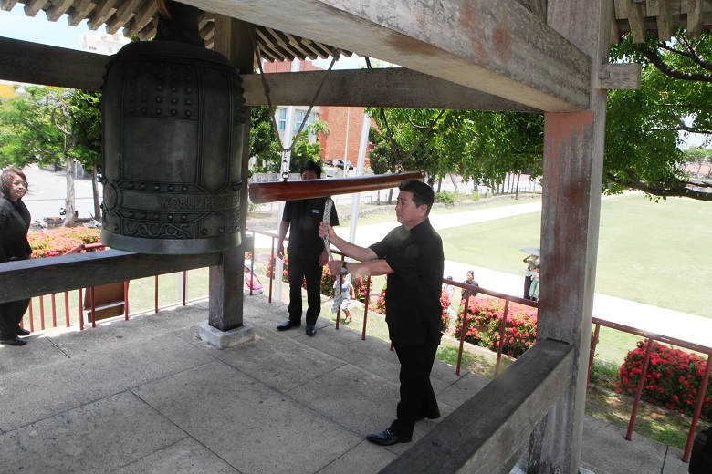 慰霊の日」で世界平和の鐘鐘打ち式 - やいまニュース | やいまタイム