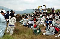 全校生徒が伝統の草刈り大会