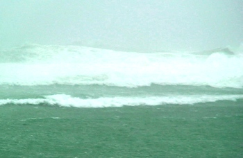 猛烈な台風15号石垣島かすめる