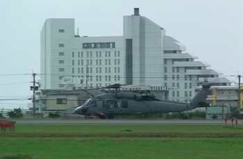 抗議の声の中、米軍ヘリが石垣空港を利用