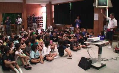 　八島小学校4年生が世界一周の前田さん親子と交流学習