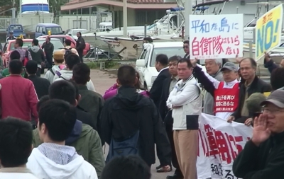 「基地NO」の前を去る背中たち