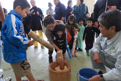 2012年餅つき大会　ゆらてぃく市場で