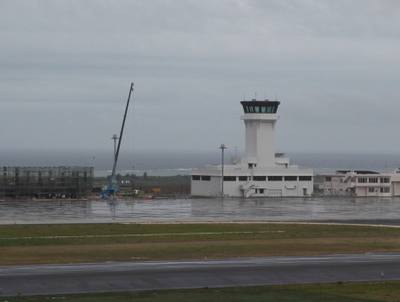 新石垣空港に管制塔が立つ