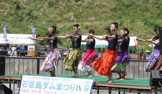 石垣島ダムまつりで賑わう人工水辺