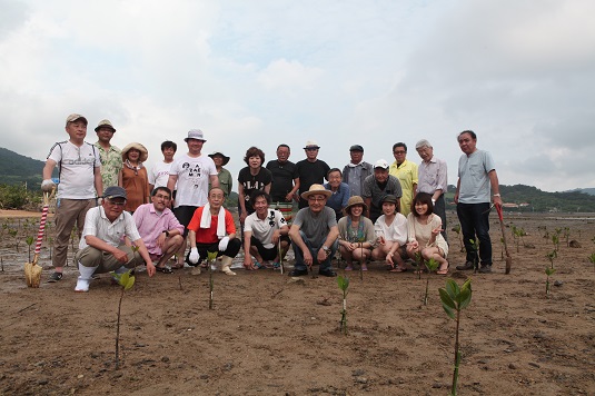 岡崎南ライオンズクラブがマングローブ林を植樹