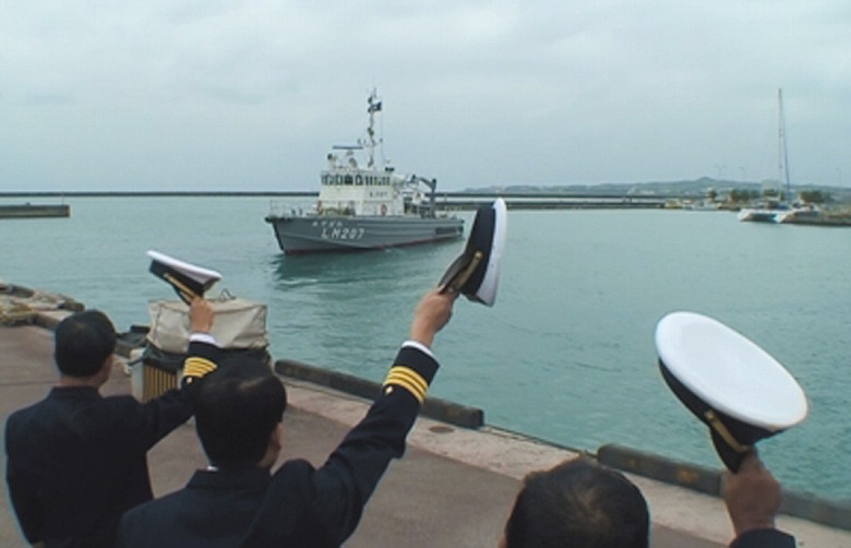 イージス艦が石垣沖に入港