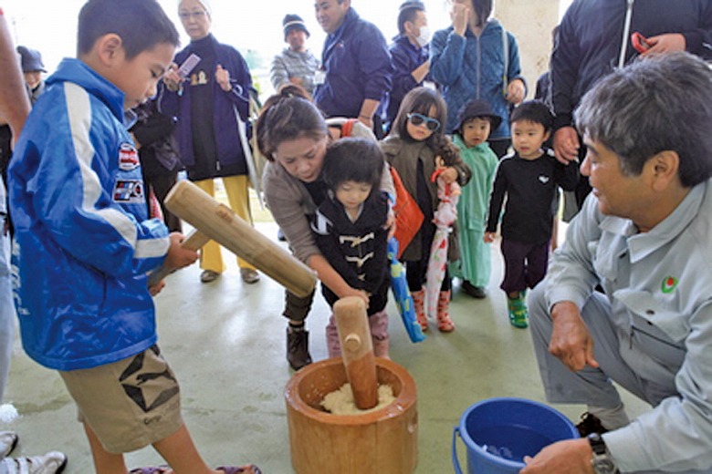 ゆらてぃく市場で餅つき大会開催