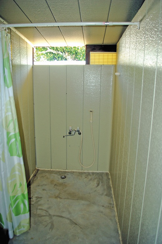 日帰り観光客に人気鳩間島有料温水シャワー室