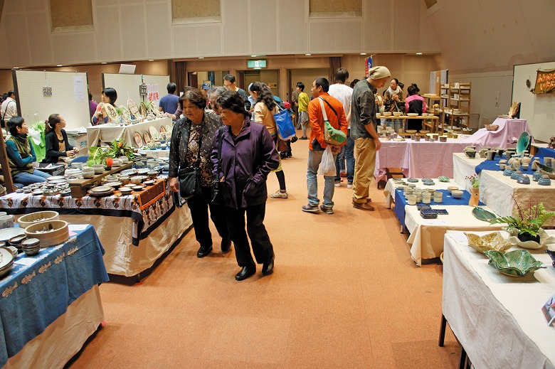 石垣島のやきものを展示即売