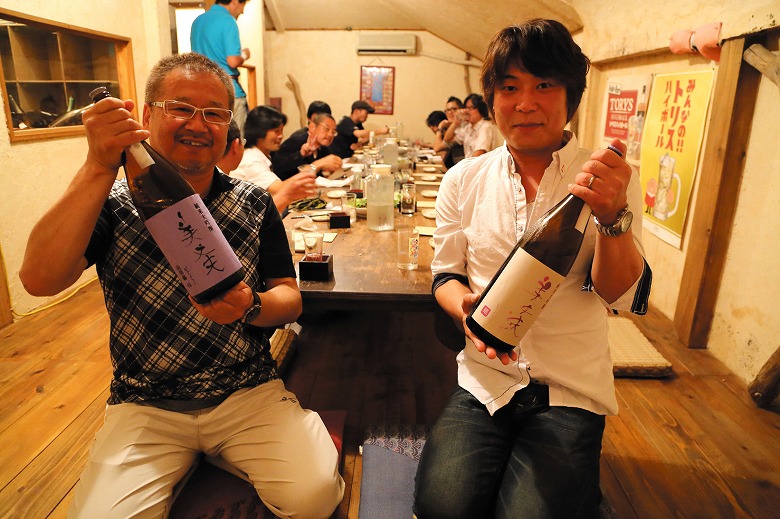 市内のバーで日本酒を楽しむ会が開かれる