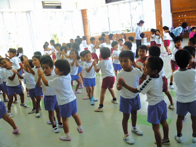市内の幼稚園が合同で『親子体操』を実施