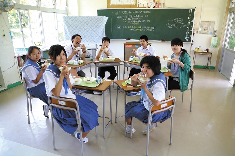 名蔵小中学校の昼ごはん