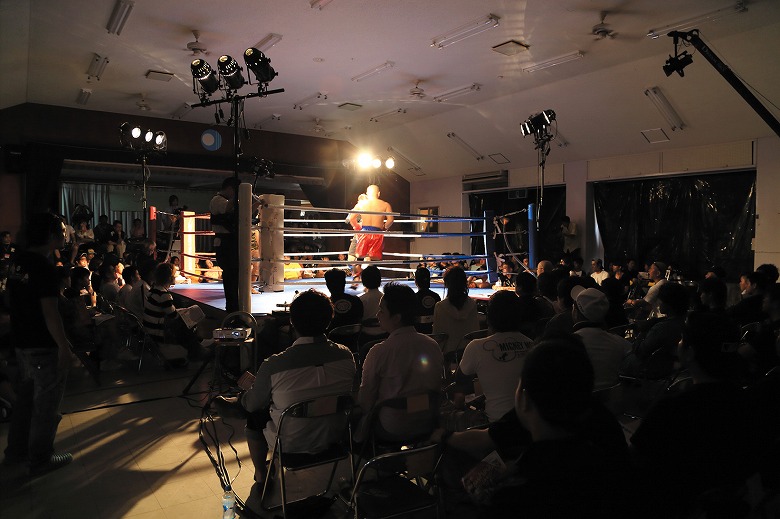 格闘技イベント「バンミカセ」に200人が熱狂