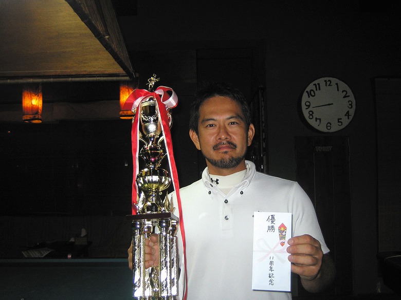 ビリヤード越後屋、11周年記念大会で山根さんが優勝